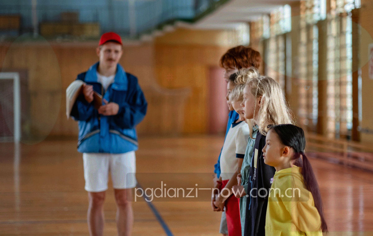 一张厂商档案卡被拆成五个横向分区的结构示意